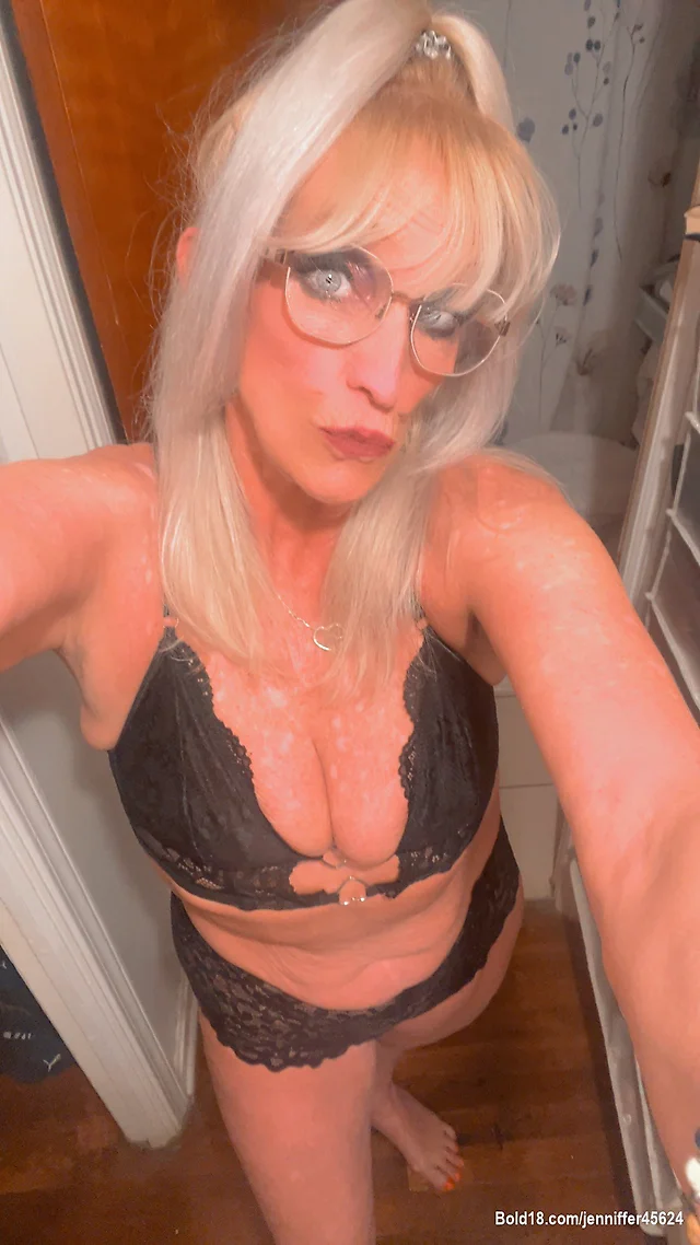I love taking cute-sexy selfies. 3/3
