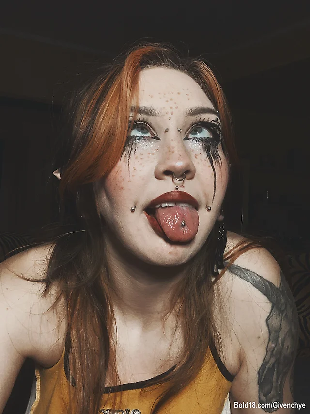 Prettiest elf in the world. And even prettier (or maybe just more naked 😆) for my subs 👅 3/3