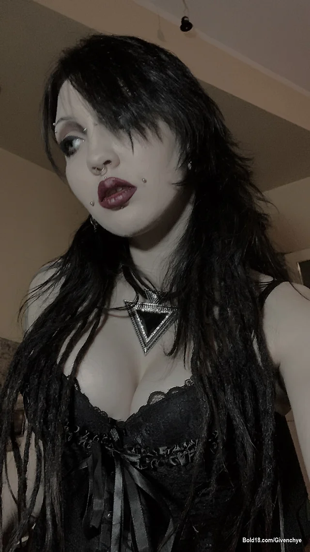 Do you want to see more of this lady? 🫢