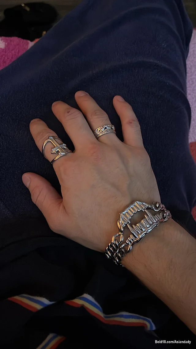 Veiny hands covered in rings 3/3
