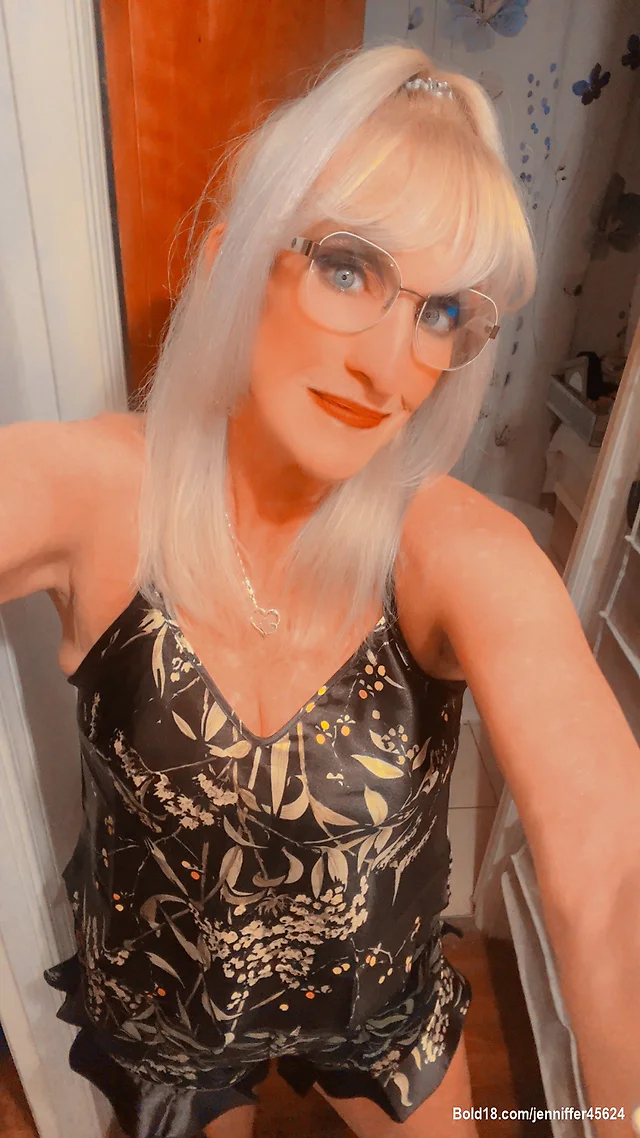 I love taking cute-sexy selfies.