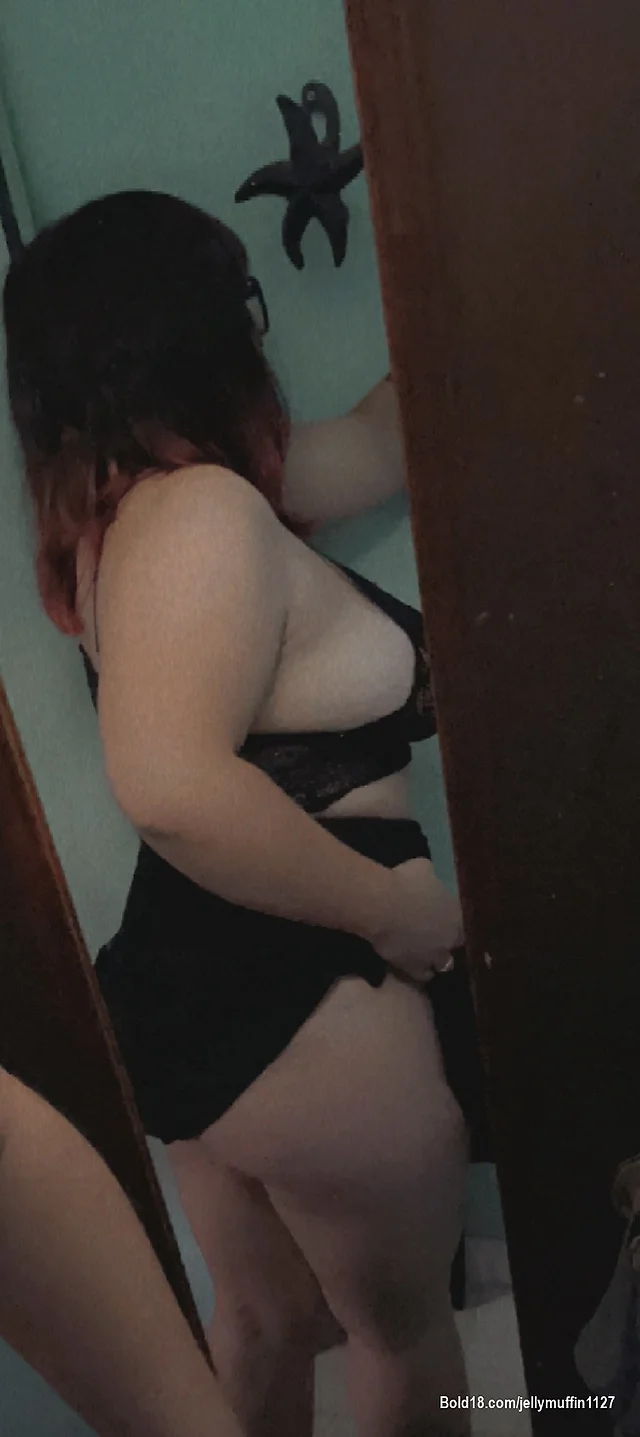 Come join me here are all my links 🖤