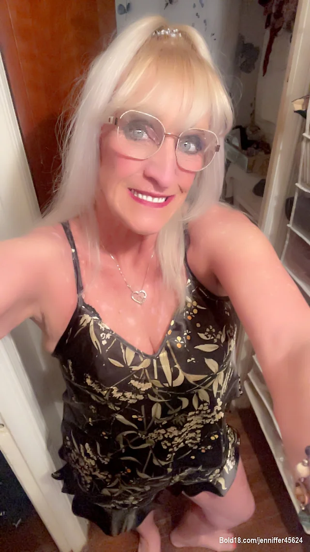 I love taking cute-sexy selfies. 2/3